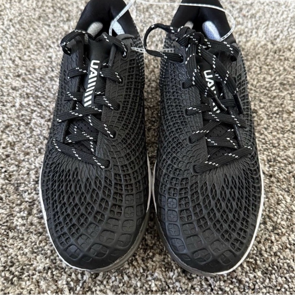 Under Armour Women’s Black Textured softball cleats Sz 7 1/2